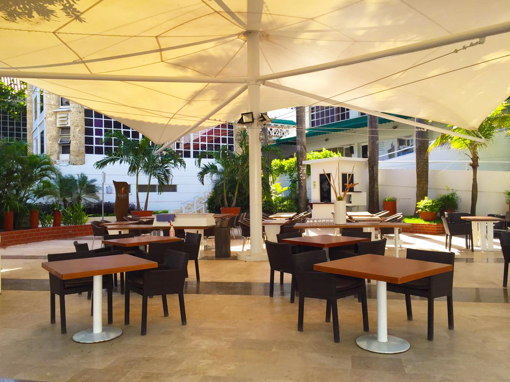 Hotel Las Americas Casa De Playa Картахена Экстерьер фото The patio at the hotel