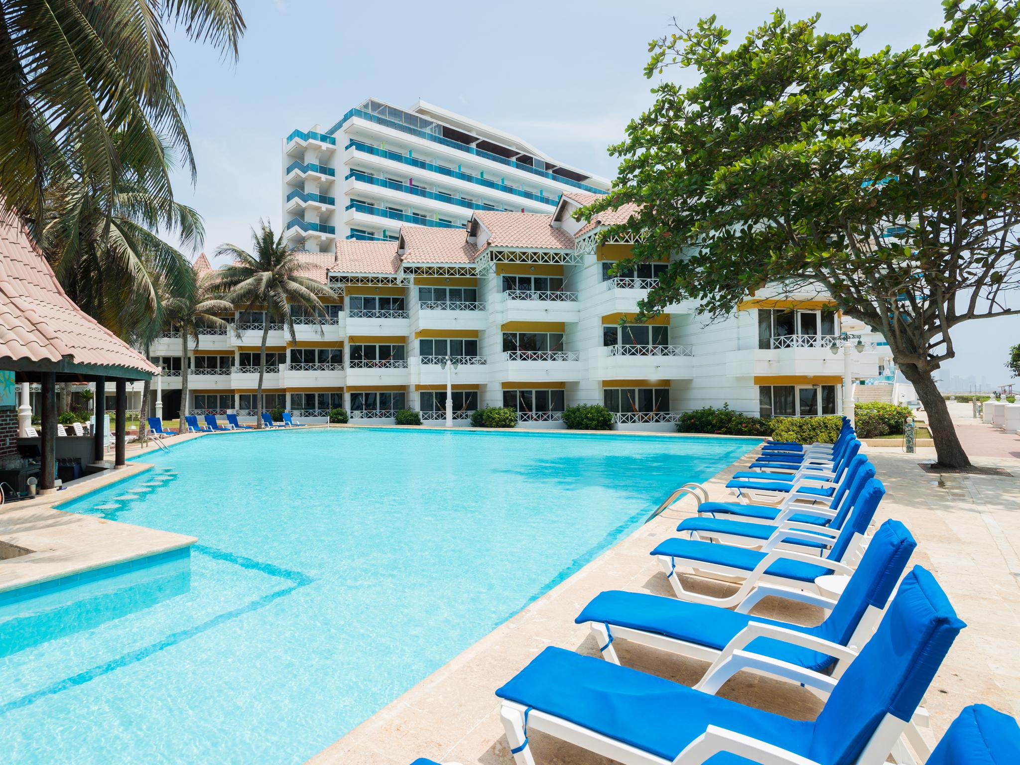 Hotel Las Americas Casa De Playa Картахена Экстерьер фото The pool at the hotel
