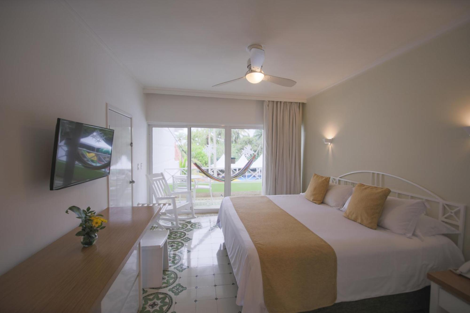 Hotel Las Americas Casa De Playa Картахена Экстерьер фото A room at the hotel